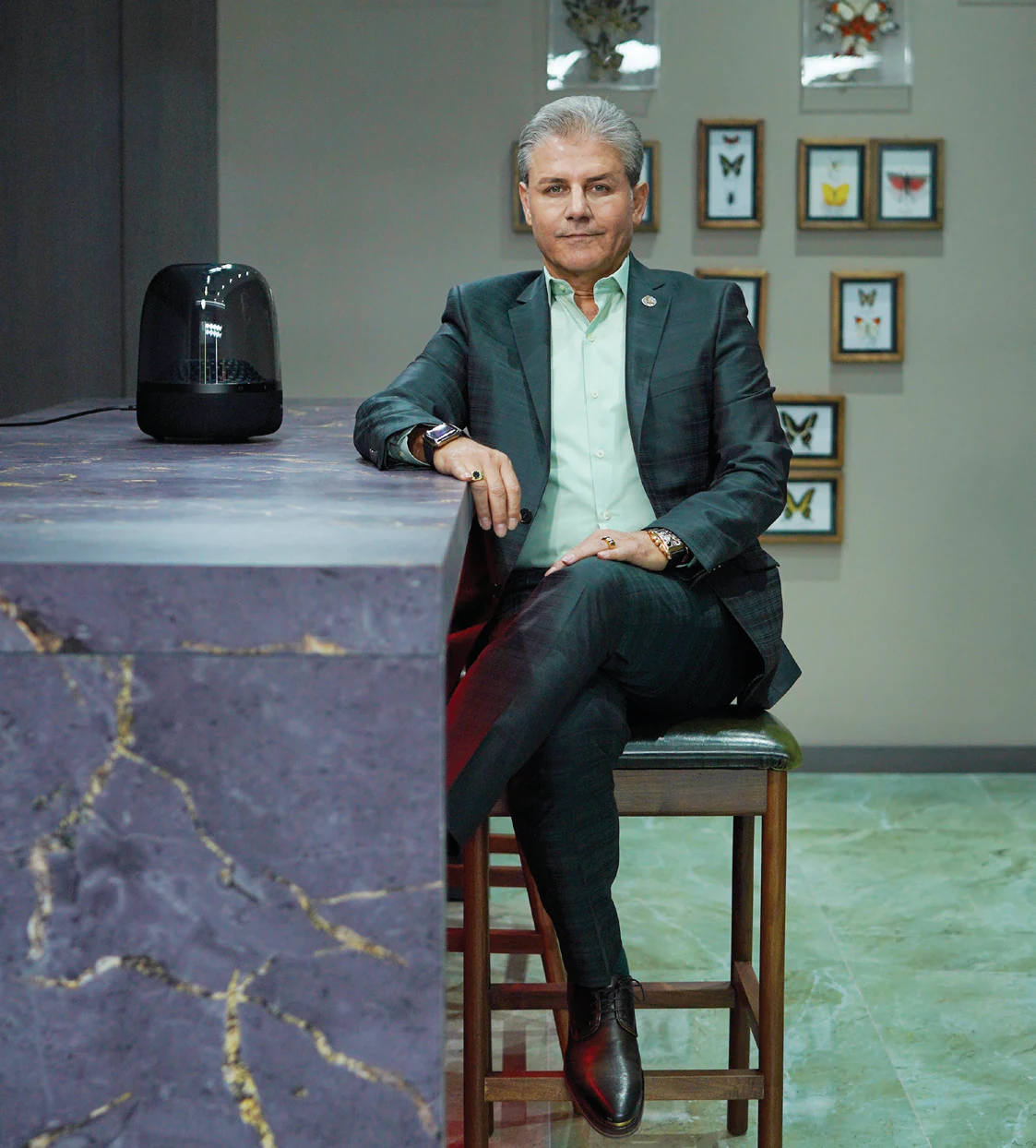 Ali Önal ofiste otururken
